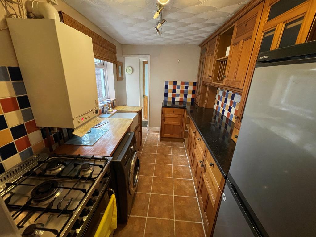 Lot: 31 - THREE-BEDROOM TERRACED HOUSE - Kitchen with fitted units